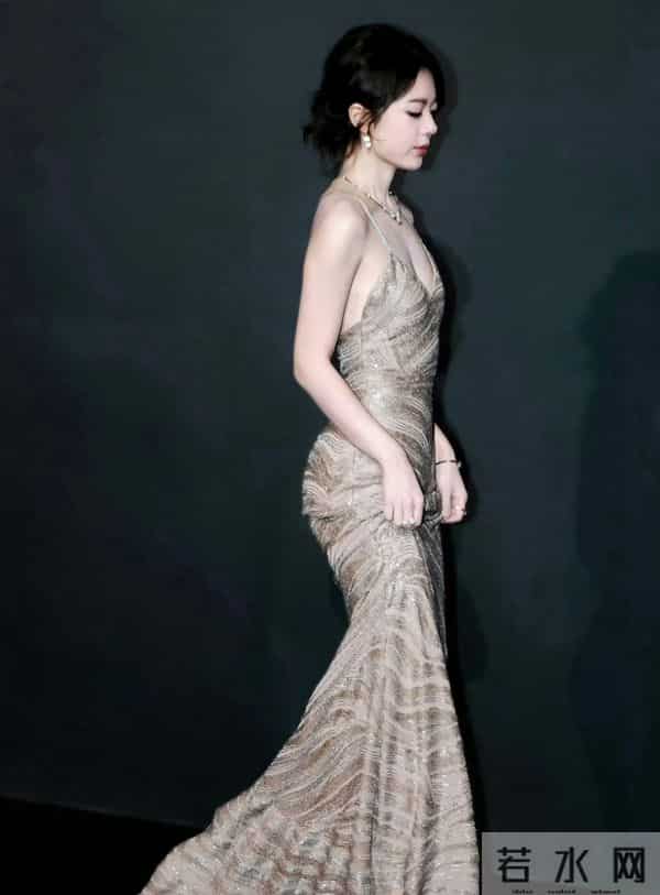 赵今麦吊带深V礼服