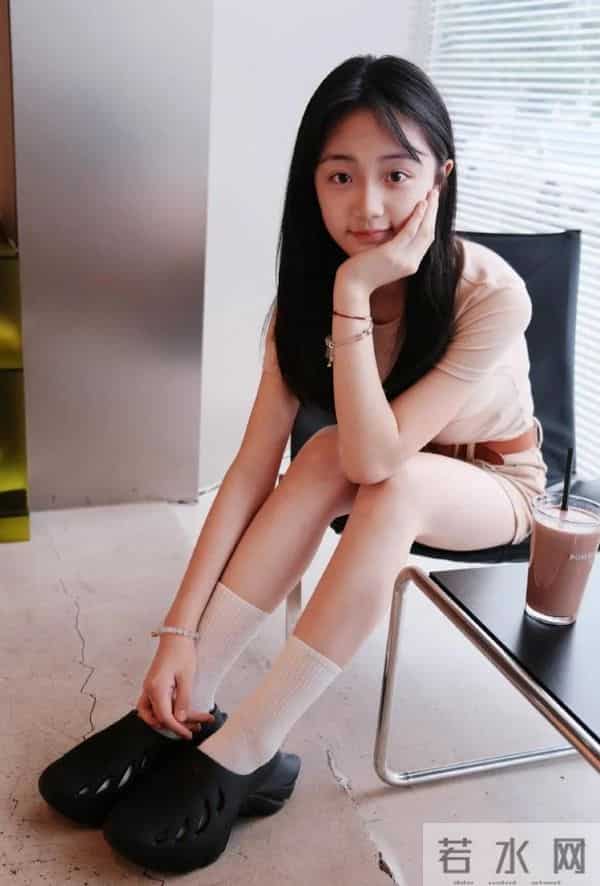 童星冯雪雅写真,这身姿太有大明星的范儿了