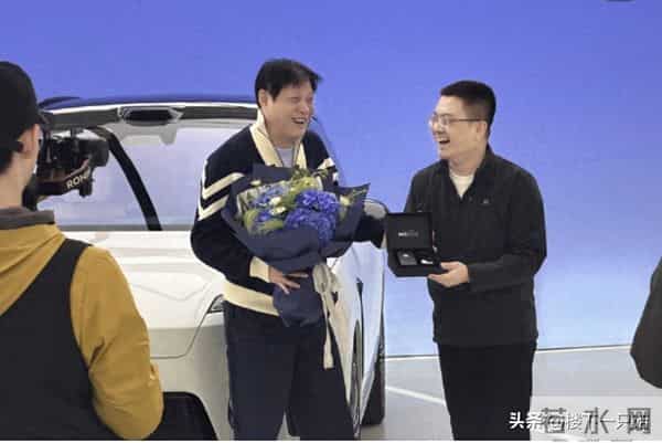 蔚来偶遇范志毅提新车 56岁穿搭潮流 两年换两车 网友：买来送娇妻？