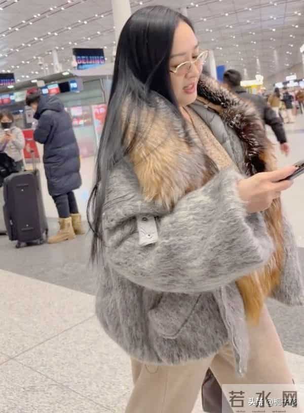 钟丽缇在机场被偶遇，她穿着貂绒大衣，这打扮不是谁都能驾驭的哈