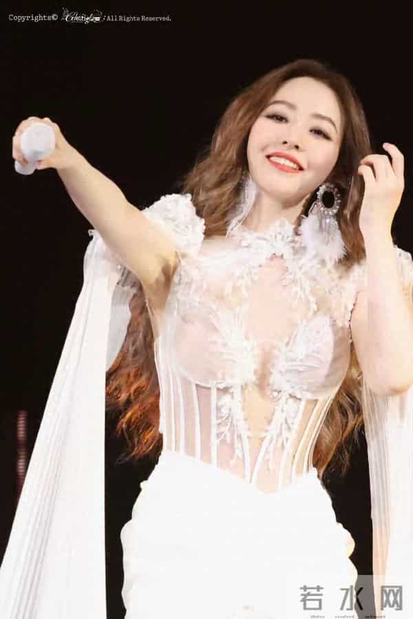 张靓颖 这大长腿自带高光，走两步就让人移不开眼，身材好绝！