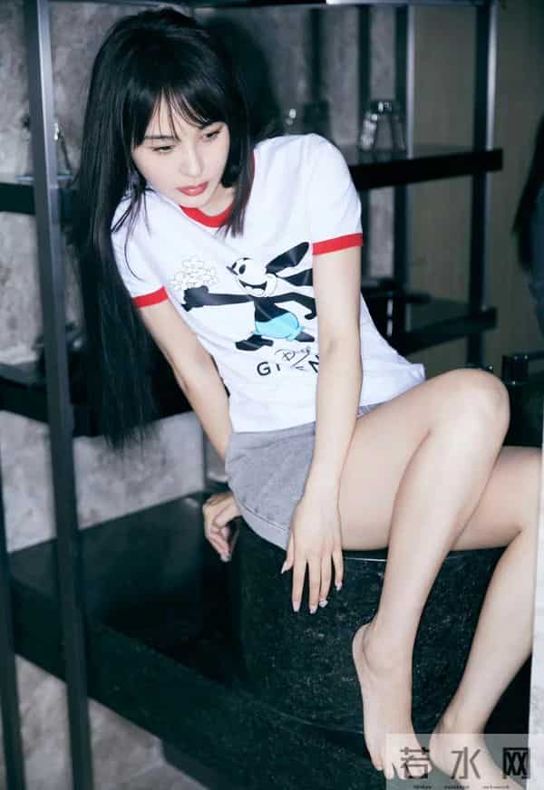 李菲儿美白小脚丫 美美滴