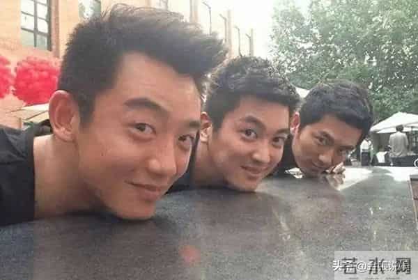 郑恺晒与陈赫等10人合影,被扒P掉7处烟盒打火机,遭吐槽一群老登