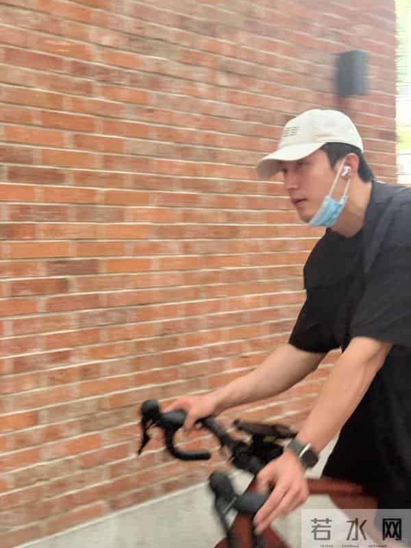 黄景瑜广西被偶遇,开京A牌照30万豪车,全程手挡太阳防止晒脸