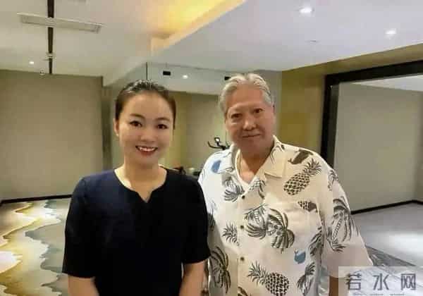 洪金宝和妻子在酒店被偶遇 高丽虹真的太美了 打扮洋气 看起来像父女