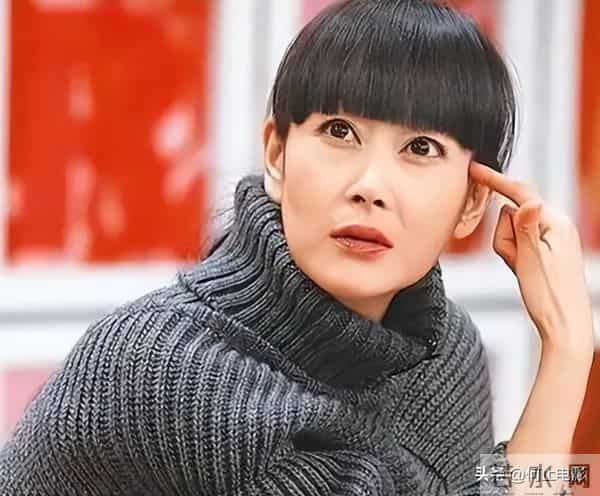 十年婚姻八次背叛，闺蜜竟是蒋勤勤，她留下7字遗言后烧炭自尽