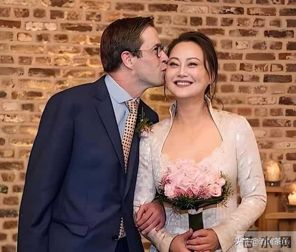 大宋佳现身上戏80年校庆,63岁状态依旧惊艳,比利时老公未现身