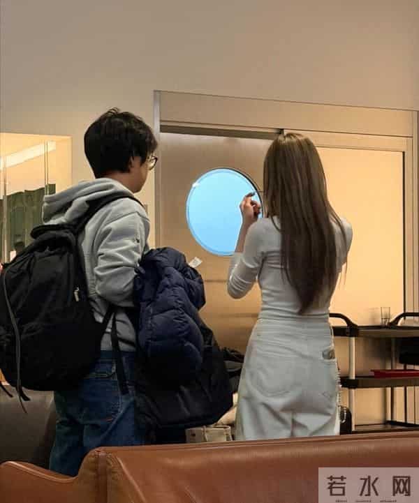 43岁王心凌现身纽约机场,她穿着一身白衣服,个子挺矮但身材很好