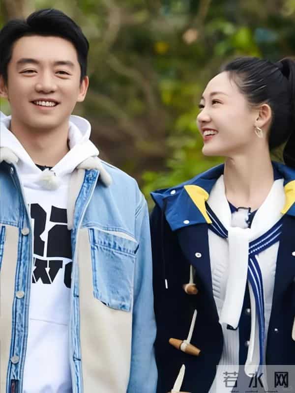 上戏80周年大合影，金世佳有少年感，陈赫靠边坐，王传君稳居C位