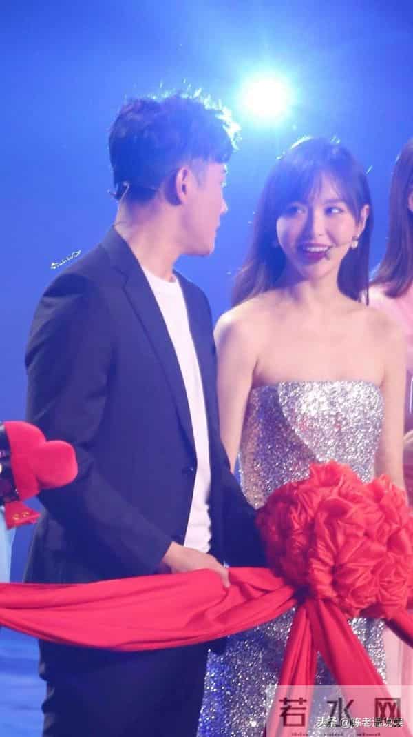 夫妻就是同林鸟，看到罗晋唐嫣并肩前行，才知什么是恩爱夫妻