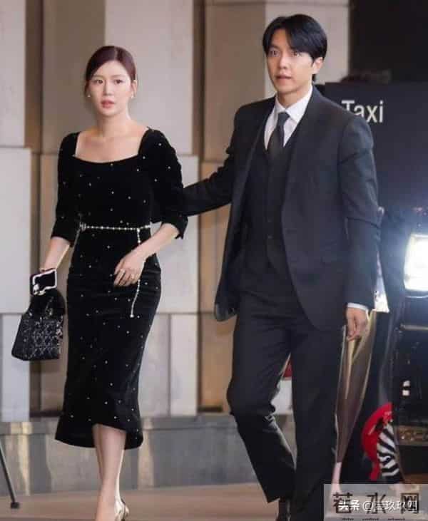 镜头前，他展示了女儿的照片；镜头后，他切断了与岳父母的关系