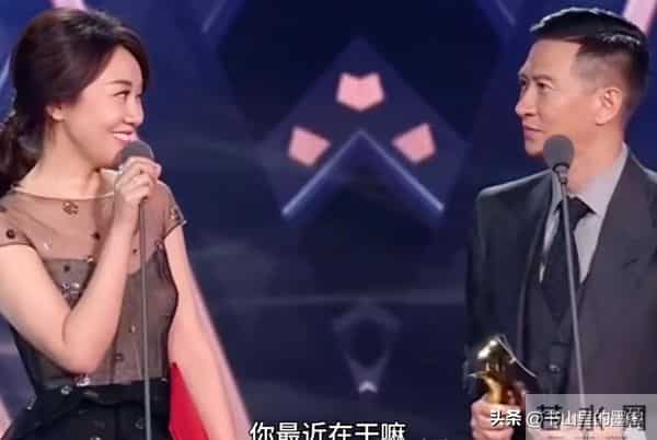 54岁闫妮变样：脸油腻嘴歪斜，身材发福像大妈，一代女神认不出了