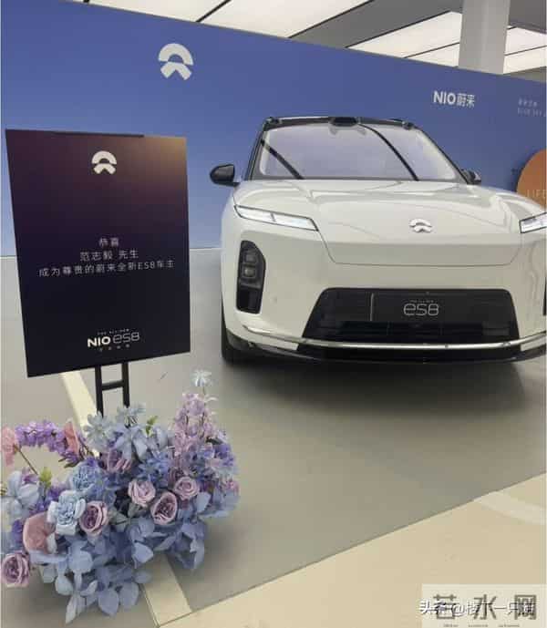 蔚来偶遇范志毅提新车 56岁穿搭潮流 两年换两车 网友：买来送娇妻？