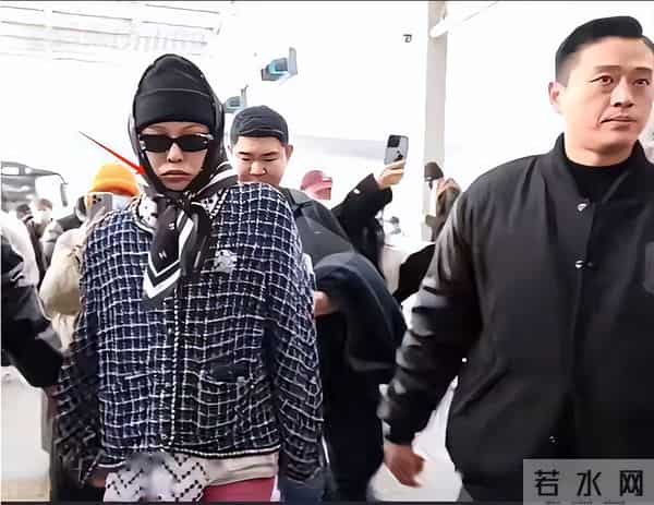 香奈儿大秀,辛芷蕾王一博同台看秀像姐弟,权志龙姨化穿搭辣眼睛