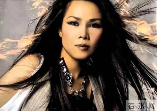 59岁田震从澳洲回国开演唱会，遭抵制，拒绝国内赚钱国外花