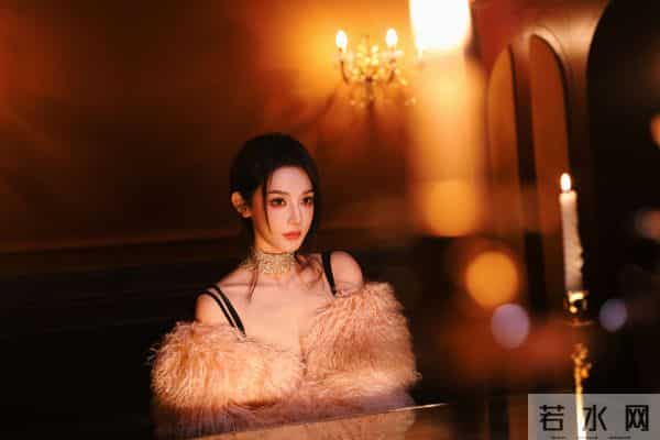 谁能拒绝这样的彭小苒！裸全背造型又纯又欲，