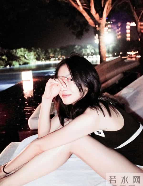 宋茜 黑色泳装照,大长腿光脚丫真的太美了