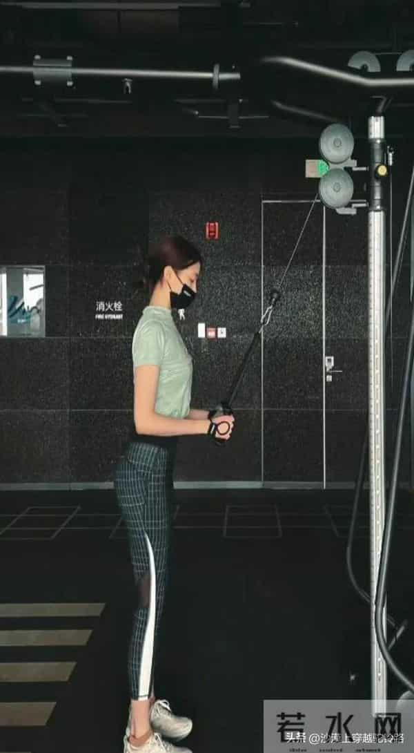 关晓彤健身照太真实!汗流浃背练出蚂蚁腰,原来好身材没有捷径
