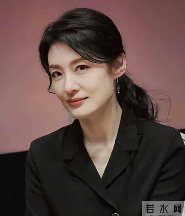 著名主持人周涛，脸型太好了，标准的东方美，简直是国色天香