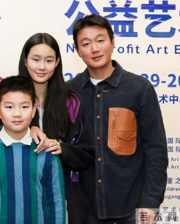 董璇带娃现身艺术展，关悦女强人打扮脸肿嘴歪，佟大为靠边站油腻