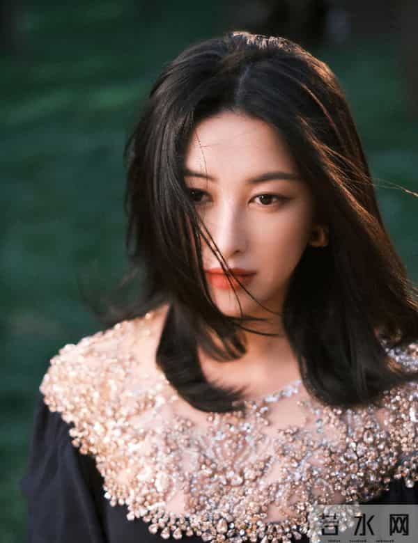 朱珠一家德国逛街，穿貂皮臃肿显土气，挤兑老公被网友怒喷