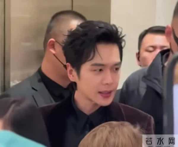 蒂芙尼活动上46岁章子怡骤显衰老，肌肤浮肿骨感干瘪，面相大变