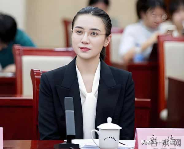 陪玩陪睡只是冰山一角？王晶再曝娱乐圈黑幕，易烊千玺惨被牵连