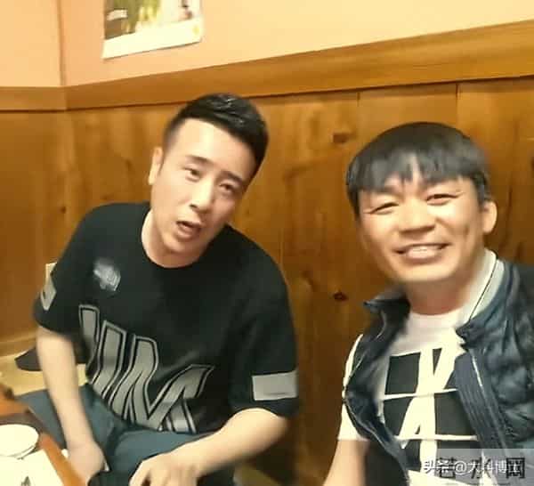 于和伟 王宝强小酒馆聚餐,两人喝的脸通红,疑似于和伟妻子亮相