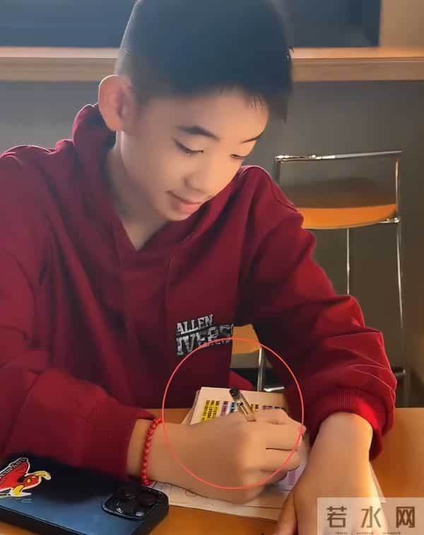 应采儿带娃出通告,素颜肿胀但满脸自豪,儿子后台背稿累到瘫桌上