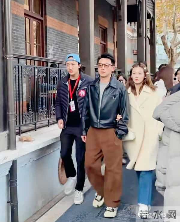 郑恺带着妻子回母校上戏参加校庆活动,夫妻俩牵着手走路,好恩爱