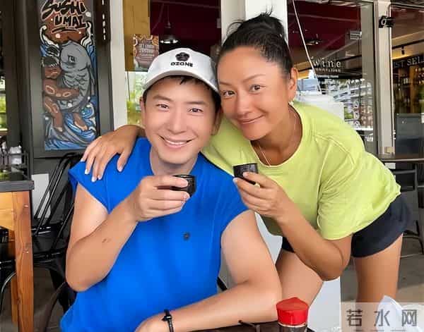 55岁戴军现身上海买手机，定居泰国享受悠闲人生，和她成了新邻居