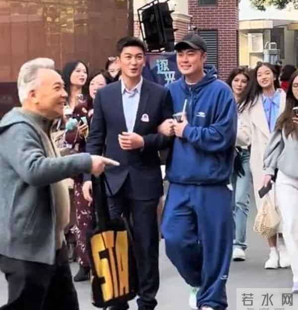 上戏80周年大合影，金世佳有少年感，陈赫靠边坐，王传君稳居C位