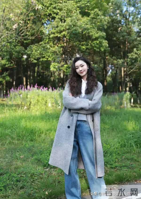 宋轶烫了羊毛卷美得像换了个人！穿灰色大衣+牛仔裤，时髦又高级