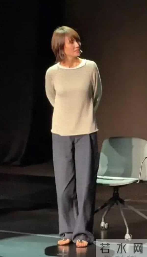 47岁袁泉被偶遇，穿老北京布鞋身材干瘪，抿嘴抻头动作不雅好显老