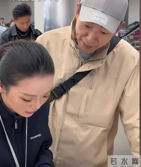 55岁戴军现身上海买手机，定居泰国享受悠闲人生，和她成了新邻居