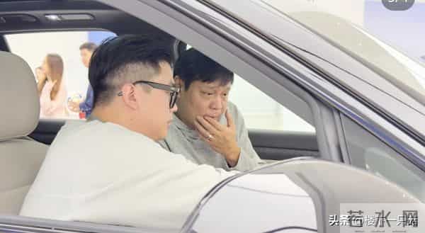 蔚来偶遇范志毅提新车 56岁穿搭潮流 两年换两车 网友：买来送娇妻？