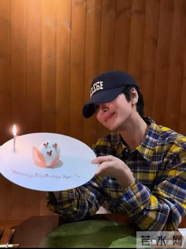 宋慧乔80斤瘦成纸片人 短发棒球帽像假小子 和中年男子贴脸搂肩合影