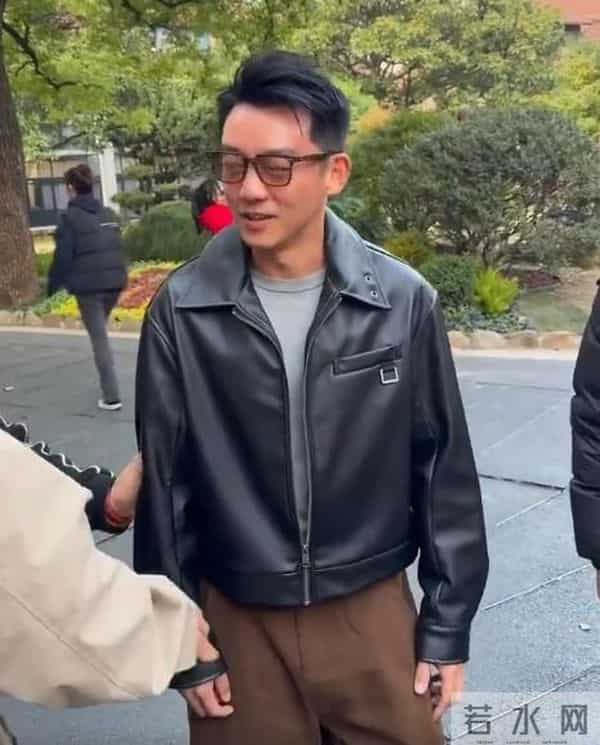 上戏80周年大合影，金世佳有少年感，陈赫靠边坐，王传君稳居C位