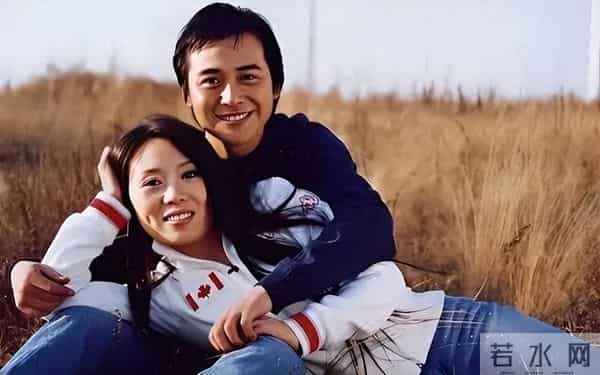 他长得帅，演技好，不顾一切娶大15岁妻恩爱至今，没生孩子也幸福