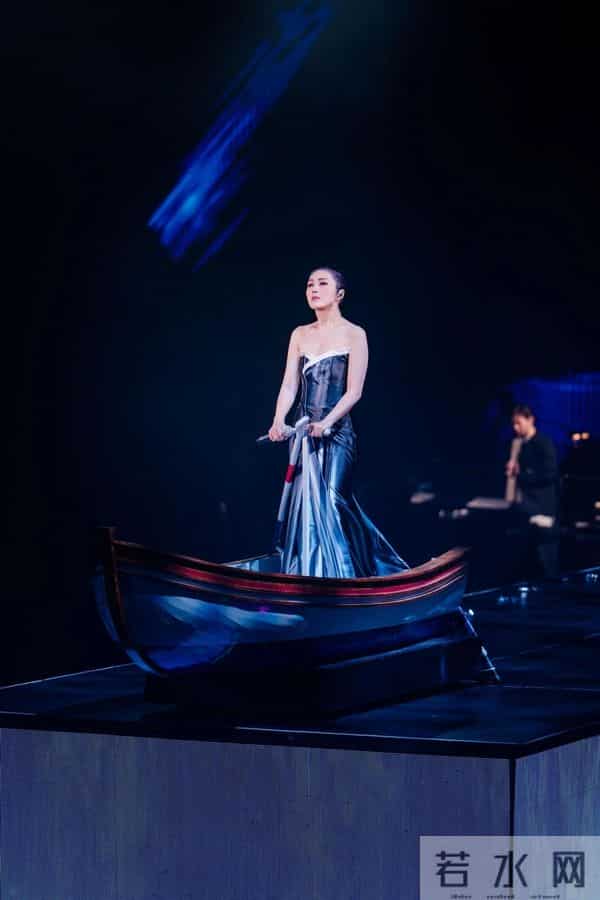 杨千嬅红馆演唱会设备故障，特技员被困半空，天后临危稳场全纪录