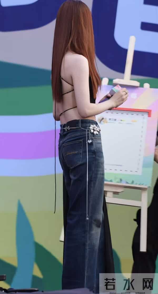 李兰迪这身材真是看一次惊艳一次，又瘦又有肉感堪称极品