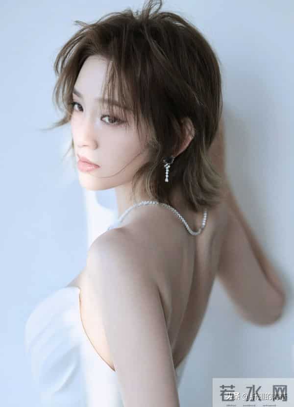 唐艺昕，精致的抹胸白裙穿搭，这也太优雅了吧。