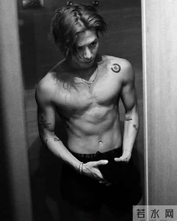 王嘉尔 一组时装周出发前记录