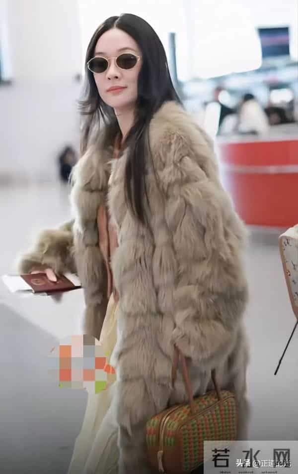 霍思燕穿几十万皮草国外度假 160斤像李湘 尴尬捂嘴笑 杜江像助理