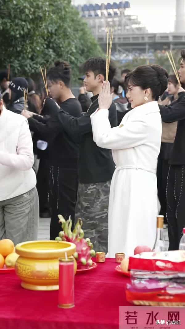 72岁赵雅芝最新穿搭：盘发+白色大衣，尽显优雅知性，美得像52岁