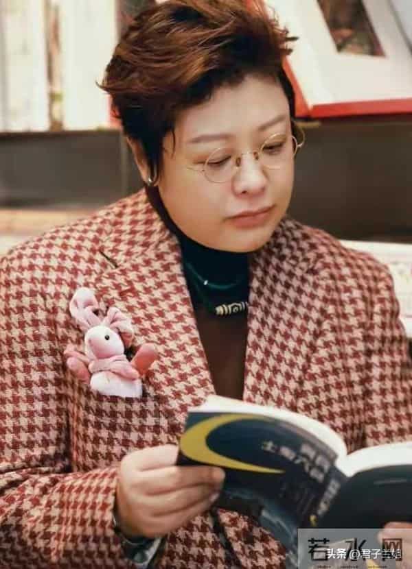 这是韩红啊变化太大了,打扮超有气质,漂亮得让我差点没认出来