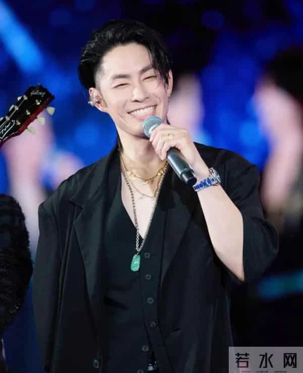 47岁吴建豪瘦脱相!减40斤肌肉男秒变麻杆老头,网友:是生病了吗