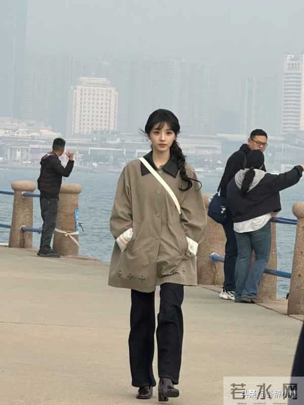 田曦薇胡一天青岛被偶遇，俩人手拿棉花糖好甜，小田这长相太顶了