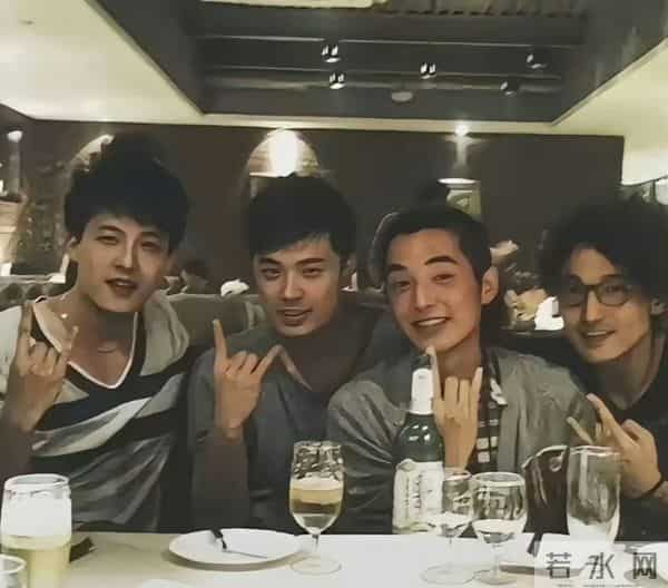 上戏80周年校庆聚餐曝光！郑恺雷佳音挤小包间，疑似集体室内吸烟