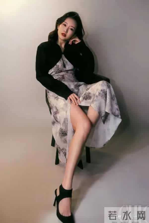 王鸥 开叉裙大长腿一览无余，脚也好看 性感又迷人